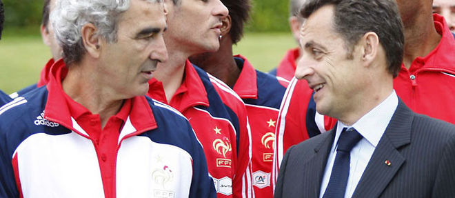 Raymond Domenech et Nicolas Sarkozy (C) CHARLES PLATIAU/AP/SIPA