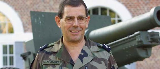 Le General Jean-Claude Lafourcade en 2001 (C) FRANCOIS LO PRESTI / AFP