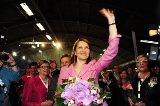 Mari Kiviniemi, 41 ans, elue samedi a la tete du parti du Centre, la principale des quatre formations de la coalition sortante, devrait devenir la deuxieme femme Premier ministre de Finlande.