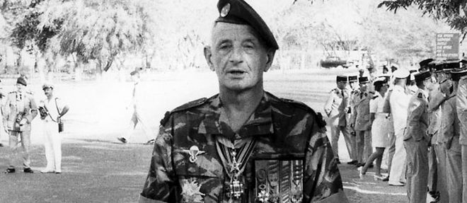 Le general Bigeard en juin 1970 a Dakar, en tenue de parachutiste (C) AFP