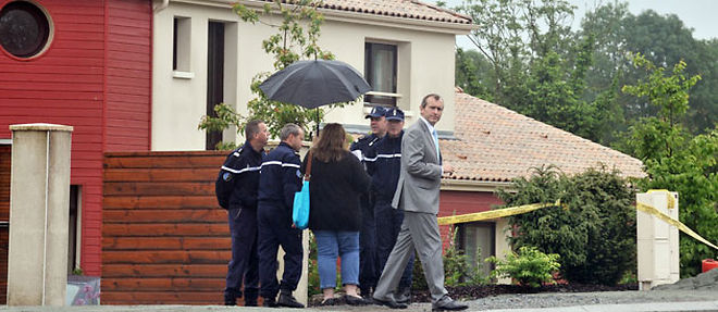 Le procureur de la Republique de La Roche-sur-Yon, Xavier Pavageau devant la maison du docteur Emmanuel Becaud, ou ce dernier, son epouse et ses quatre enfants ont ete retrouves morts (C) AFP PHOTO FRANK PERRY