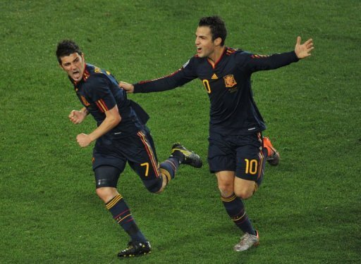 L'Espagne, sans grand panache mais au gre de faits de jeu inhabituels, a pris samedi son billet pour les demi-finales du Mondial-2010 grace a un nouveau but de Villa, deja sauveur au tour precedent, contre le Paraguay butant sur un Casillas des grands jours.