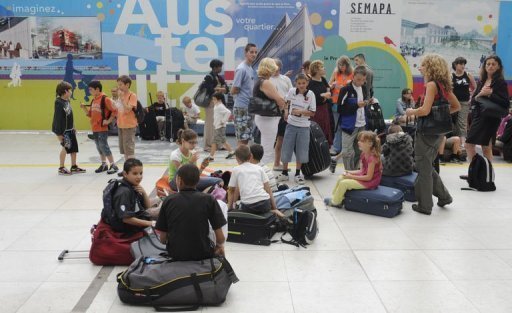 La circulation des trains est revenue a la normale dimanche matin au depart et a l'arrivee de la gare parisienne d'Austerlitz, paralysee la veille, jour de depart en vacances, par une avarie electrique due a la foudre, a declare a l'AFP la SNCF.