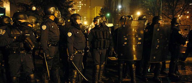 Les policiers sur le qui-vive, le 29 novembre 2007 (C) Hadj/SIPA