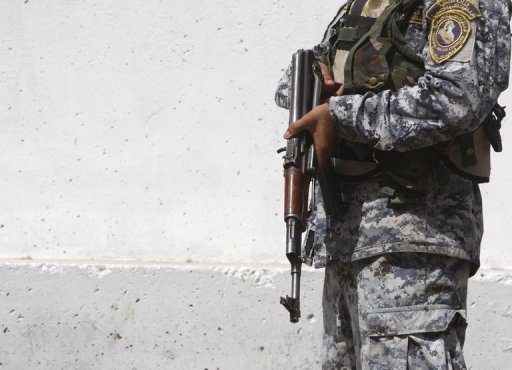 Au moins quatre personnes ont ete tuees dimanche matin et 23 blessees par une kamikaze qui s'est faite exploser a l'entree du batiment du gouvernorat de la province d'Al-Anbar, a Ramadi, a 100 km a l'ouest de Bagdad, selon le ministere irakien de l'Interieur.