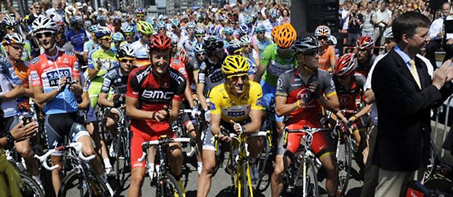 Fabian Cancellara, Lance Armstrong et Andy Schleck sur la ligne de depart dimanche (C) AFP PHOTO / LIONEL BONAVENTURE ,