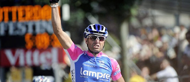 L'Italien Alessandro Petacchi (Lampre), victorieux de la premiere etape du Tour de France (C) AFP PHOTO / LIONEL BONAVENTURE