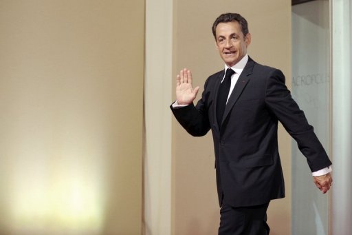 Nicolas Sarkozy a regagne un point de popularite en juillet par rapport au mois de juin, a 35% d'opinions positives, tandis que Francois Fillon en a perdu un (46%), selon le barometre Viavoice a paraitre lundi dans Liberation.