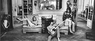 À Villefranche-sur-Mer, les Rolling Stones, ici dans le salon de la Villa Nellcôte, s'offrent un séjour très rock'n'roll © Dominique Tarlé