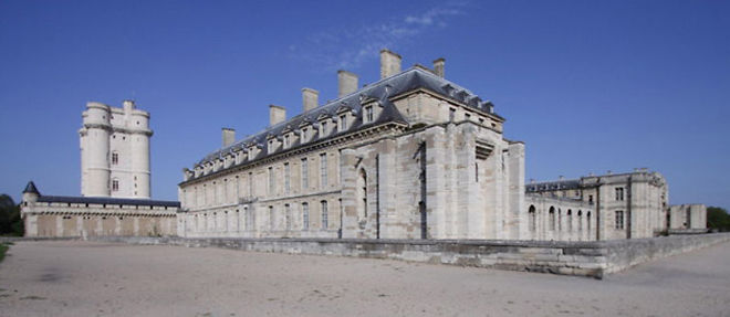 En premier plan, le pavillon du Roi du chateau de Vincennes