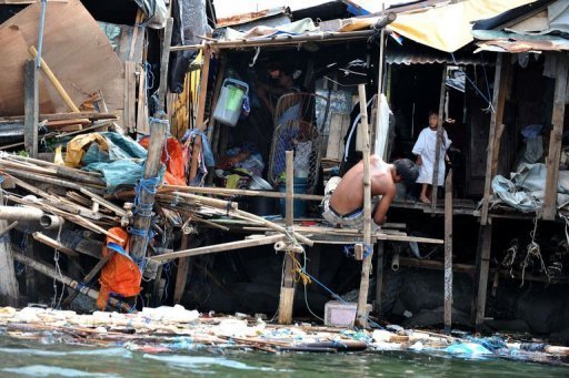 Le typhon, qui a fait au moins 65 morts aux Philippines, a detruit des milliers d'habitations, provoque le naufrage ou endommage des dizaines de bateaux, mettant a terre des arbres, dont la chute a provoque des morts, et coupe les communications.