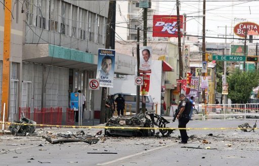 Pres de la, a Ciudad Juarez, cette violence a connu une nouvelle escalade jeudi soir, avec l'utilisation pour la premiere fois d'une voiture piegee pour tuer des policiers. Deux d'entre eux sont morts, ainsi qu'un medecin et un secouriste.
