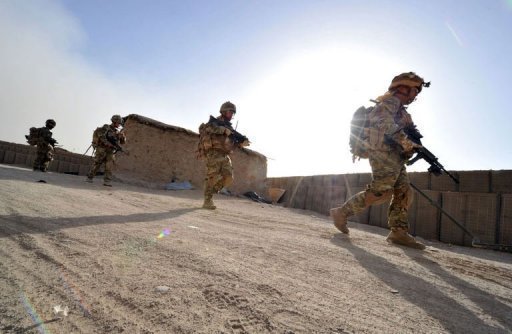 Quatre soldats etrangers, deux Britanniques et deux Americains, ont ete tues dans des attaques a la bombe portant a priori la marque des talibans, ont annonce samedi l'Otan et les autorites britanniques.