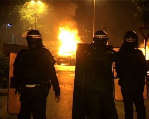 Hortefeux se rend dans le quartier de Grenoble secoue par des violences