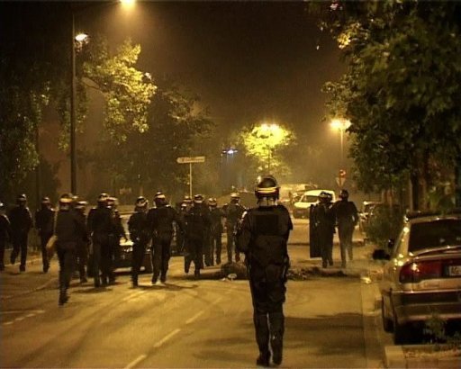 Violences urbaines: Hortefeux veut "retablir l'ordre public" au plus vite a Grenoble