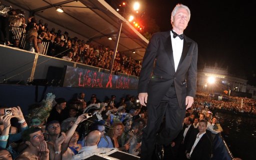Le 18e Life Ball, spectacle loufoque au profit de la lutte antisida, a debute samedi soir avec en vedette des actrices d'Hollywood et l'ex-president Bill Clinton, devant la mairie de Vienne a la veille de l'ouverture de la Conference internationale sur le sida.