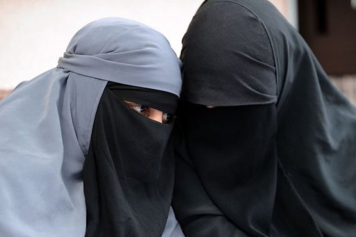 Un depute britannique du parti conservateur au pouvoir a depose un projet de loi limitant le port du voile integral islamique dans les lieux publics et affirme samedi qu'il refuserait a l'avenir de recevoir a sa permanence les femmes au visage dissimule.