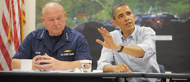 L'amiral Thad Allen, responsable des gardes-cotes, charges des operations de lutte contre la maree noire pour les autorites, avec Barack Obama, le 14 juin dernier (C) AFP PHOTO/Mandel NGAN