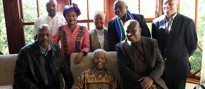 La famille de Nelson Mandela, recemment endeuillee par la mort de son arriere-petite-fille dans un accident de voiture le jour du coup d'envoi du Mondial, l'a rejoint dans sa maison de Johannesburg (C) Debbie Yazbek/Nelson