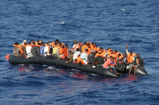 Une trentaine d'immigres clandestins sont arrives dimanche a Malte, le premier debarquement de l'annee pour la petite ile mediterraneenne, apres avoir ete secourus par les forces armees maltaises et libyennes, ont annonce les autorites de La Valette.