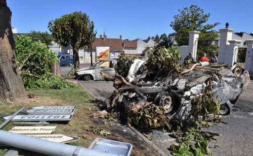 Plusieurs gros tilleuls abattus, une voiture retournee ainsi qu'une voiture brulee etaient visibles en milieu d'apres-midi dans cette commune d'ordinaire paisible, a constate un photographe de l'AFP.