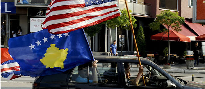 Des Kosovars celebrent l'avis de la Cour internationale de justice qui a reconnu la legalite de l'independance de leur pays (C) ARMEND NIMANI/AFP