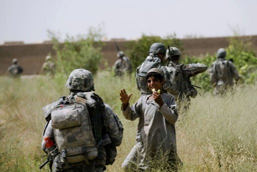 Quatre soldats americains ont ete tues samedi dans une attaque a la bombe dans le sud de l'Afghanistan, a annonce l'Otan, alors que le nombre de soldats etrangers tues depuis le debut de la guerre fin 2001 s'approche du seuil des 2.000.