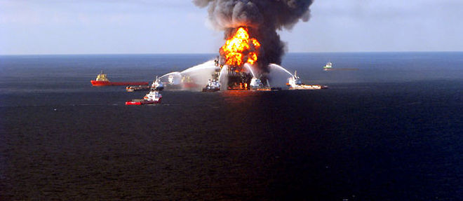 L'explosion de la plate-forme Deepwater Horizon, le 20 avril, a fait 11 morts (C) Maxppp
