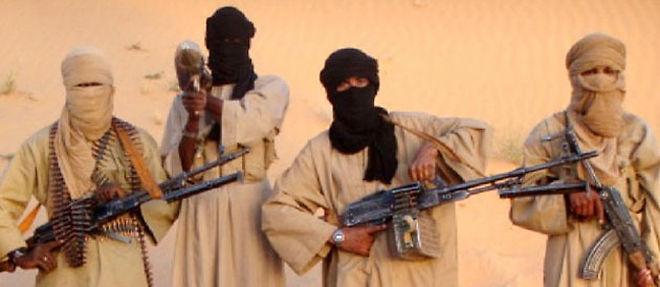 Des membres de l'Aqmi (Al-Qaeda au Maghreb islamique), le groupe qui detient le Francais Michel Germaneau depuis le 22 avril (C) AFP