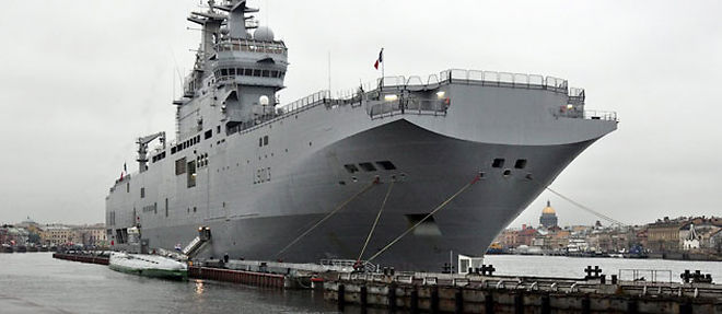 Lors de sa visite des chantiers STX de Saint-Nazaire, Nicolas Sarkozy a promis la construction de deux navires Mistral pour la Russie (C) Epa