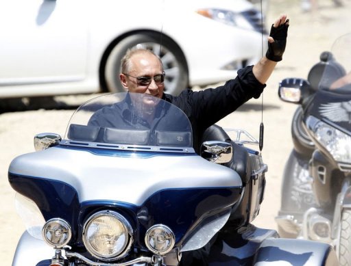 Lunettes de soleil et gants noirs, le Premier ministre russe Vladimir Poutine s'est offert samedi une balade en side-car pour se rendre a un rassemblement de Harley-Davidson en Ukraine et a vante la moto comme un "symbole de liberte".