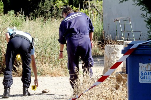 Un Espagnol de 22 ans a ete tue de plusieurs coups de couteau et cinq autres ont ete blesses lors d'une rixe entre saisonniers agricoles survenue vendredi soir pres de Saint-Gilles (Gard), a-t-on appris samedi aupres des pompiers et du parquet de Nimes.
