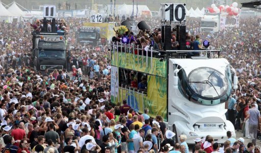 Au moins 15 personnes sont mortes pietinees et une dizaine ont ete blessees samedi lors de la Love Parade, fete de musique techno qui reunissait plus d'un million de personnes a Duisbourg, dans l'ouest de l'Allemagne, selon un nouveau bilan de la police.