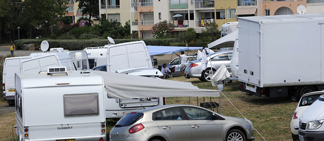 Un campement de gens du voyage le 23 juillet 2010 au Cap d'Agde, sur un terrain qu'ils occupent illegalement depuis 15 jours (C) AFP PHOTO / ANNE-CHRISTINE POUJOULAT