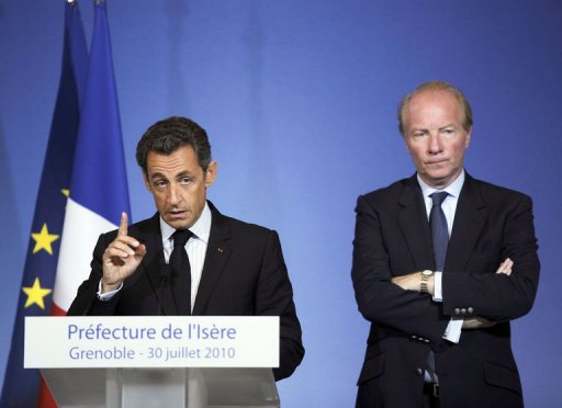Nicolas Sarkozy a propose vendredi a Grenoble que la nationalite francaise puisse etre retiree a "toute personne d'origine etrangere qui aurait volontairement porte atteinte a la vie" d'un policier, d'un gendarme "ou de toute autre personne depositaire de l'autorite publique".