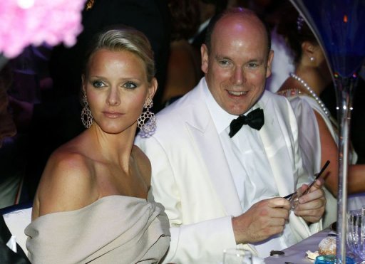 Le prince Albert II et sa fiancee Charlene Wittstock ont preside vendredi soir le 62eme gala de la Croix-Rouge monegasque (CRM), place cette annee sous le signe des voyages au long cours.