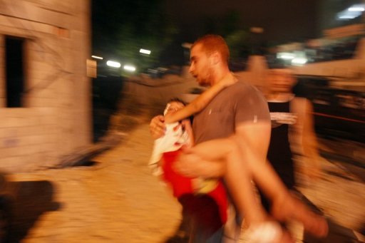 Des avions israeliens ont tire des missiles contre plusieurs objectifs dans la bande de Gaza dans la nuit de vendredi a samedi, faisant un mort et huit blesses, en riposte a un tir de roquette palestinien contre le sud d'Israel.