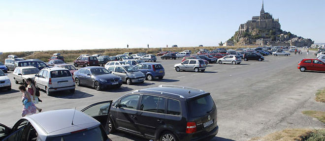 Cette photo montrant les parkings au pied du Mont-Saint-Michel sera bientot un lointain souvenir (C) MAISONNEUVE/SIPA