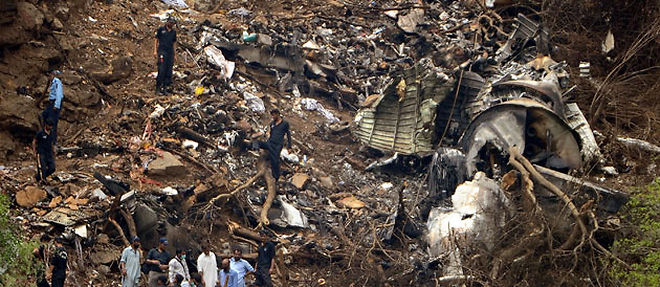 Les enqueteurs ont retrouve les boites noires de l'Airbus A321 qui s'est ecrase mercredi au Pakistan (C) AAMIR QURESHI / AFP