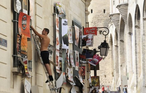 Le festival off d'Avignon 2010, qui s'est ouvert le 8 juillet et s'acheve dimanche soir, pourrait totaliser 1,3 million d'entrees, un chiffre en legere hausse par rapport a 2009, selon une extrapolation de l'association coordonnant la manifestation, Avignon Festival and Compagnies (AF&C).