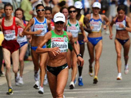Quatrieme du marathon en 2006, la Lituanienne Zivile Balciunaite s'est paree d'or samedi, en s'imposant en solitaire dans les rues de Barcelone.