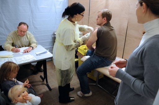 Un rapport du Senat sur la gestion de la pandemie de grippe H1N1 estime que le gouvernement a ete "empetre" dans des contrats "desequilibres" et rigides signes avec les producteurs de vaccins, qui ne lui ont pas laisse "beaucoup de choix"