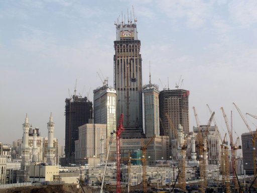 La tour s'integre au projet de complexe hotelier Abraj al-Bait, finance par des fonds publics et compose de sept tours surplombant un immense podium. Six ont entre 42 et 48 etages et au milieu s'eleve la tour de l'horloge, deux fois plus haute.