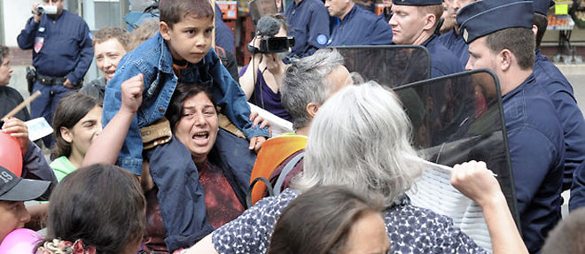 Le demantelement des camps roms, comme ici a Montreuil le 14 aout, commence a susciter de vives reactions, y compris au sein de la majorite (C) MIGUEL MEDINA / AFP