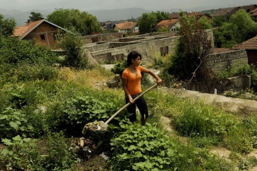 La vie de Bukurije et Lumturije, deux jeunes soeurs roms, est devenue un cauchemar depuis qu'elles ont ete forcees a quitter l'Allemagne, ou elles ont passe toute leur vie, pour s'installer au Kosovo, pays de leur parents qu'elles n'avaient jamais visite.