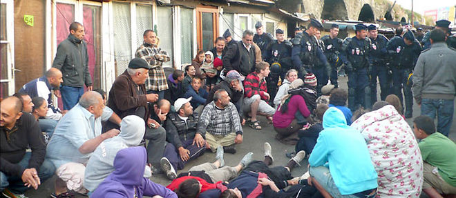 Le gouvernement a annonce, fin juillet, le demantelement de la moitie des 300 camps illegaux de Roms en France (C) Abaca