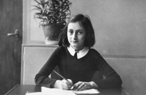 Le marronnier que l'adolescente juive Anne Frank observait depuis sa cachette a Amsterdam et avait decrit dans son journal avant d'etre deportee en 1944, a ete renverse lundi par le vent, a annonce la Maison Anne Frank.