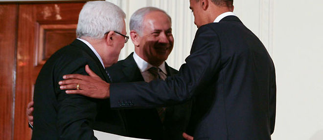 Barack Obama entourant Benyamin Netanyahou et Mahmoud Abbas, mercredi a Washington (C) FABIANO/SIPA