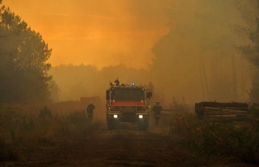 Environ 70 pompiers luttaient toujours samedi matin contre le feu de foret qui a detruit environ 200 hectares depuis vendredi apres-midi a Sanguinet (Landes) et n'etait toujours pas maitrise, a-t-on appris aupres des pompiers.