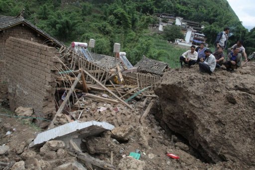 Le bilan des glissements de terrain provoques par de fortes pluies et inondations dans un village montagneux du sud-ouest de la Chine s'est aggrave, s'etablissant a 21 morts et 27 disparus, rapporte samedi l'agence Chine Nouvelle.